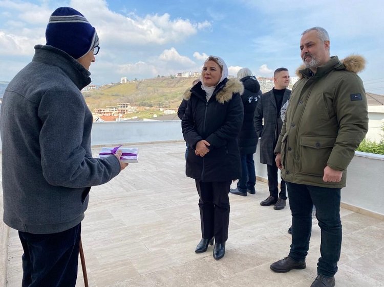 Başkan Hürriyet, Cuma Namazı sonrası cami cemaatiyle buluştu