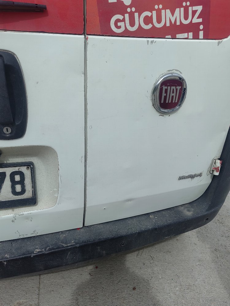 Kocaeli'de Büyükşehir adayının seçim aracına taşlı saldırı!