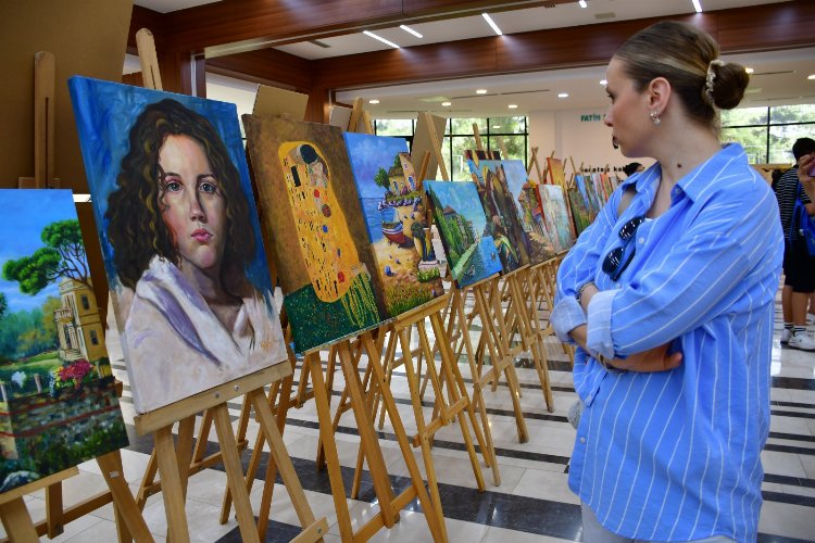 MASMEK’in yıl sonu sergisi ziyaretçilerden beğeni topladı