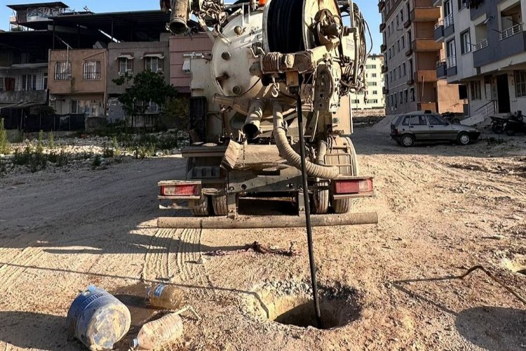 Hatay'da tıkanan altyapı hatları temizleniyor