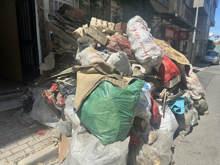 Dairesi çöplerle dolunca yenilerini biriktirmek için dükkan tutmuş