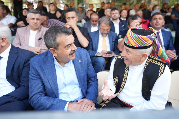 Bakan Tekin, tarihi yağlı güreşlerde  'güreş ağası açık artırması'na katıldı