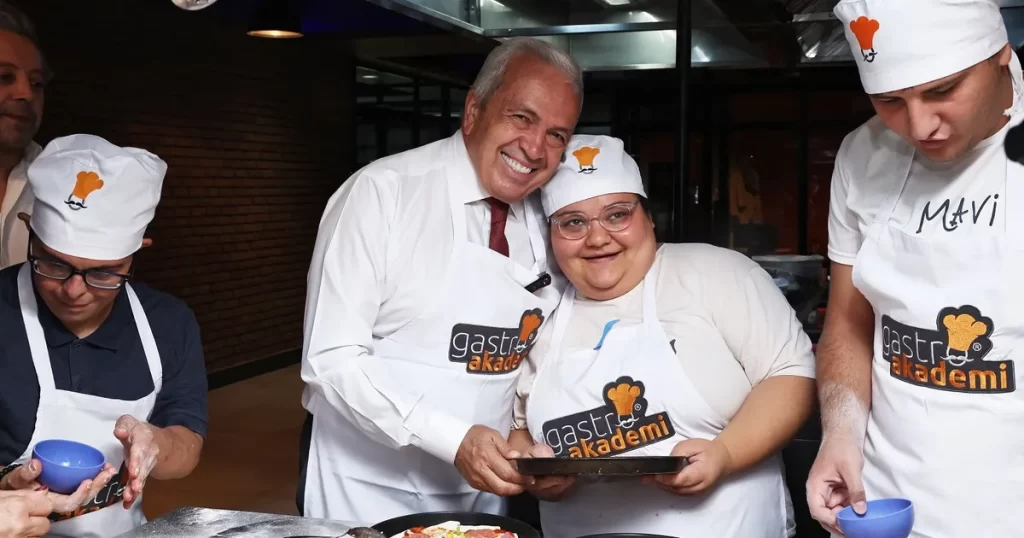 Başkan Şadi Özdemir özel çocuklarla pizza yaptı