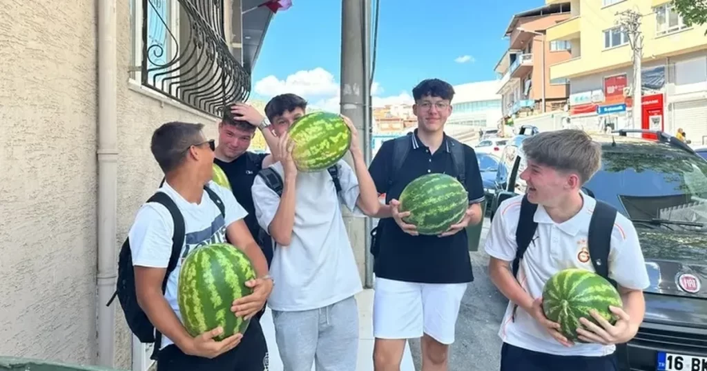 Demirtaş sakinleri, kavun ve karpuz dağıtımına yoğun ilgi gösterdi