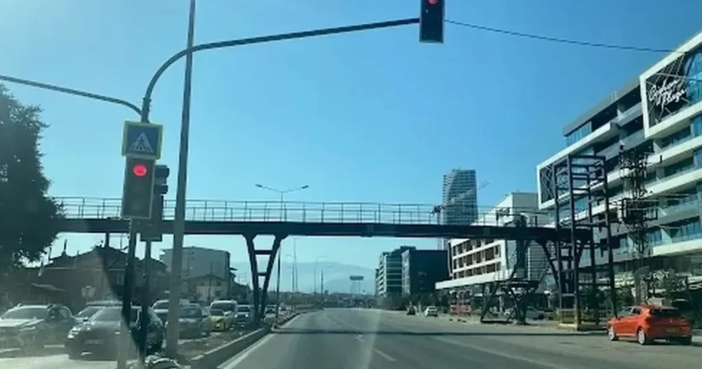 Bursa Geçit’te üst geçit ve trafik lambaları sürücüleri isyan ettiriyor