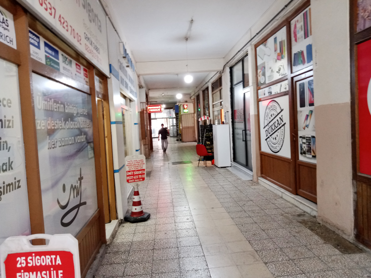 Bursa Gemlik'teki iş merkezi yıkılmayı bekliyor