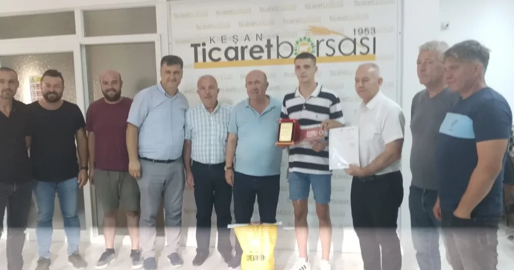 Sezonun ilk ayçiçeği ürünü 20.20 TL’ye satın alındı