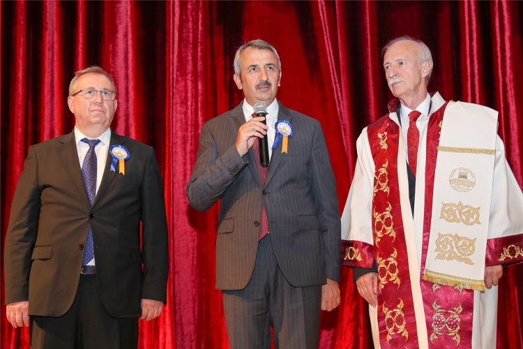 Prof. Dr. Mustafa Hatipler 11. dönem Rektörü olarak cübbe giydi