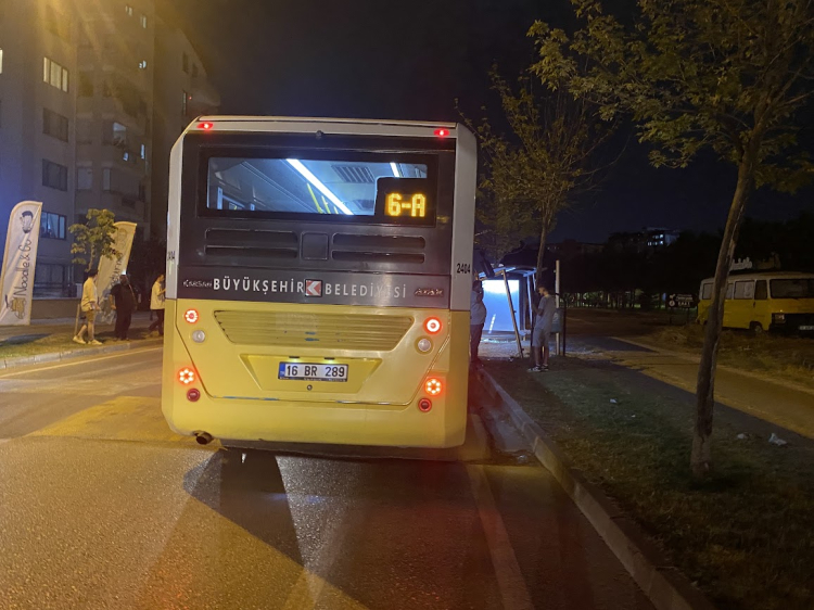 Bursa'da facianın eşiğinden dönüldü! Otobüs durağını göremedi…