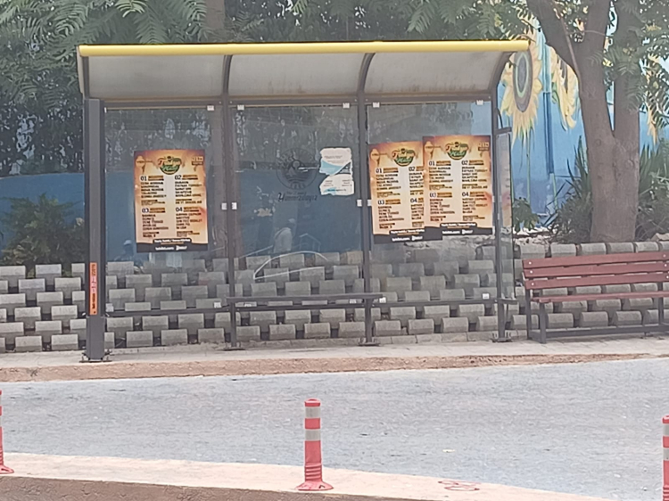 Bu otobüs duraklarını kim temizleyecek?