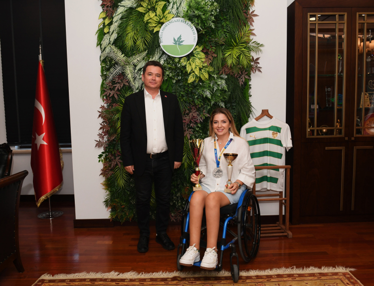 Tek engelli kadın ralli pilotuna çifte kupa… Bursa'ya döndü, Başkan Aydın'ı ziyaret etti