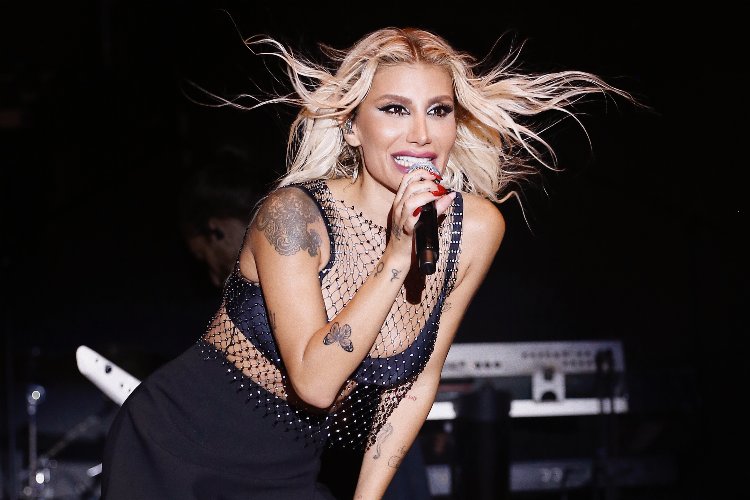 İrem Derici’ye nazar değdi! ‘Namus elden gitmesin’ diyerek kıyafetini değiştirdi!