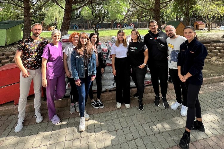 Silivri’de patili dostlara 1 ton mama bağışı