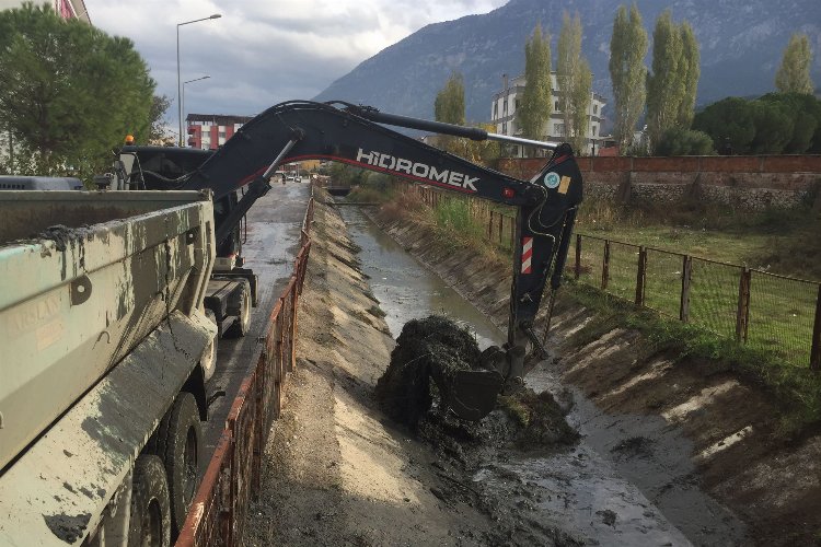 Manisa Şehzadeler’de sulama kanalı temizliği