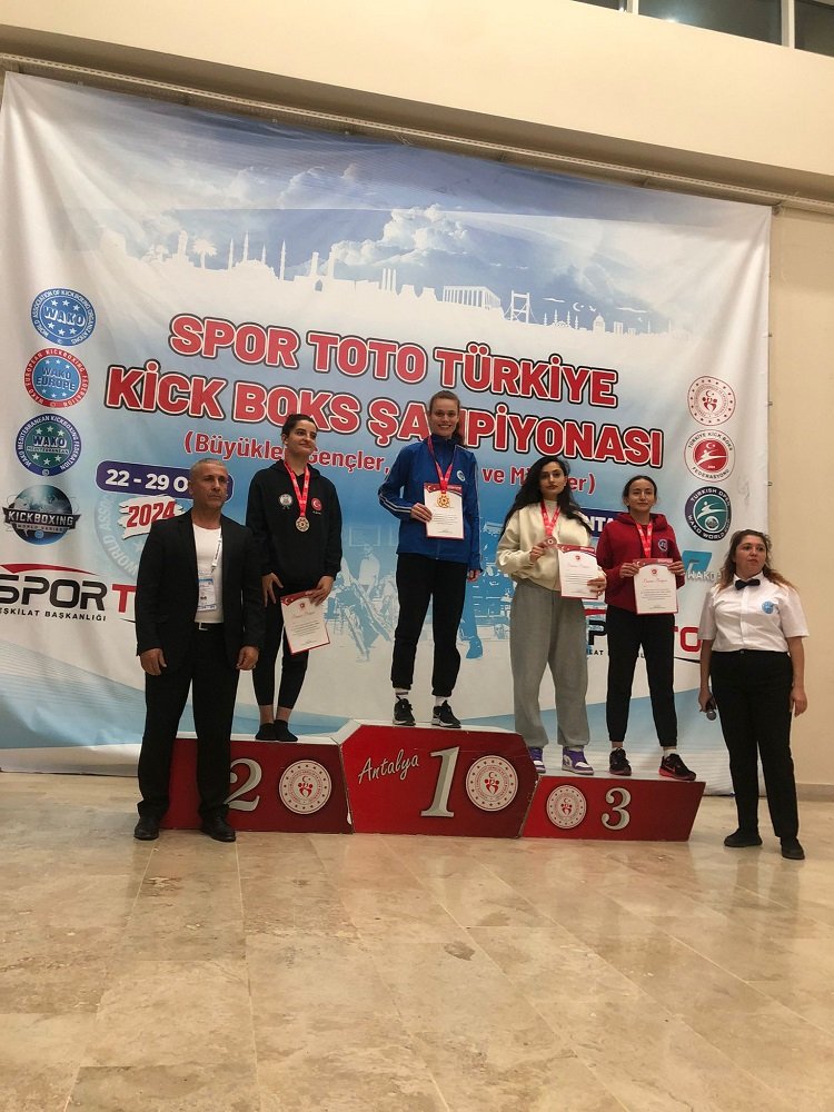 Sakaryalı kick bokscular Antalya’da rüzgar gibi esti