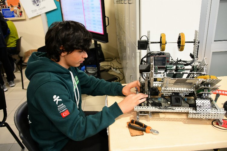 Liseli mucitler Robot Turnuvası'na hazırlanıyor