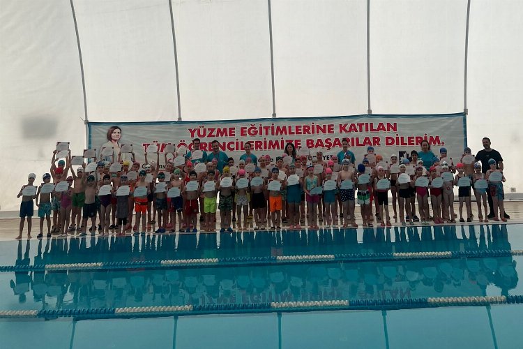 İzmit’te yüzme öğrenen minikler sertifikalarını aldı