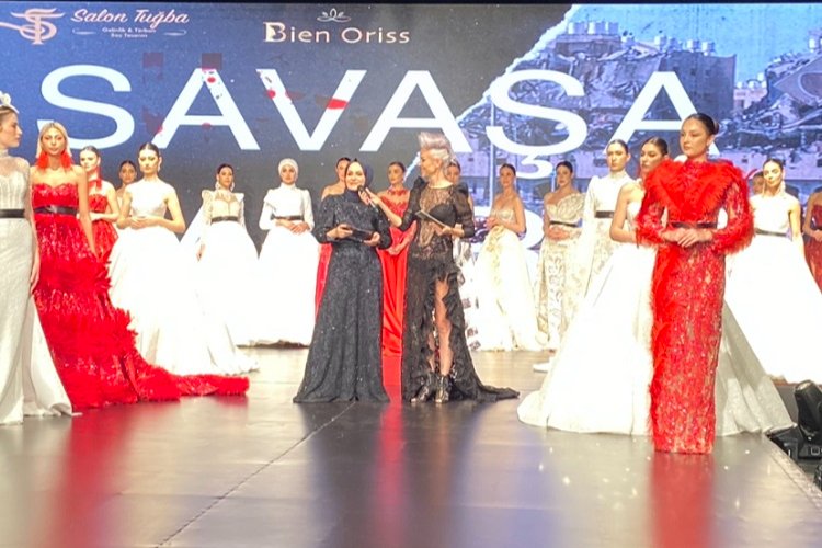 Tuğba Yiğit defilesinde ‘Savaşa hayır’ dediler