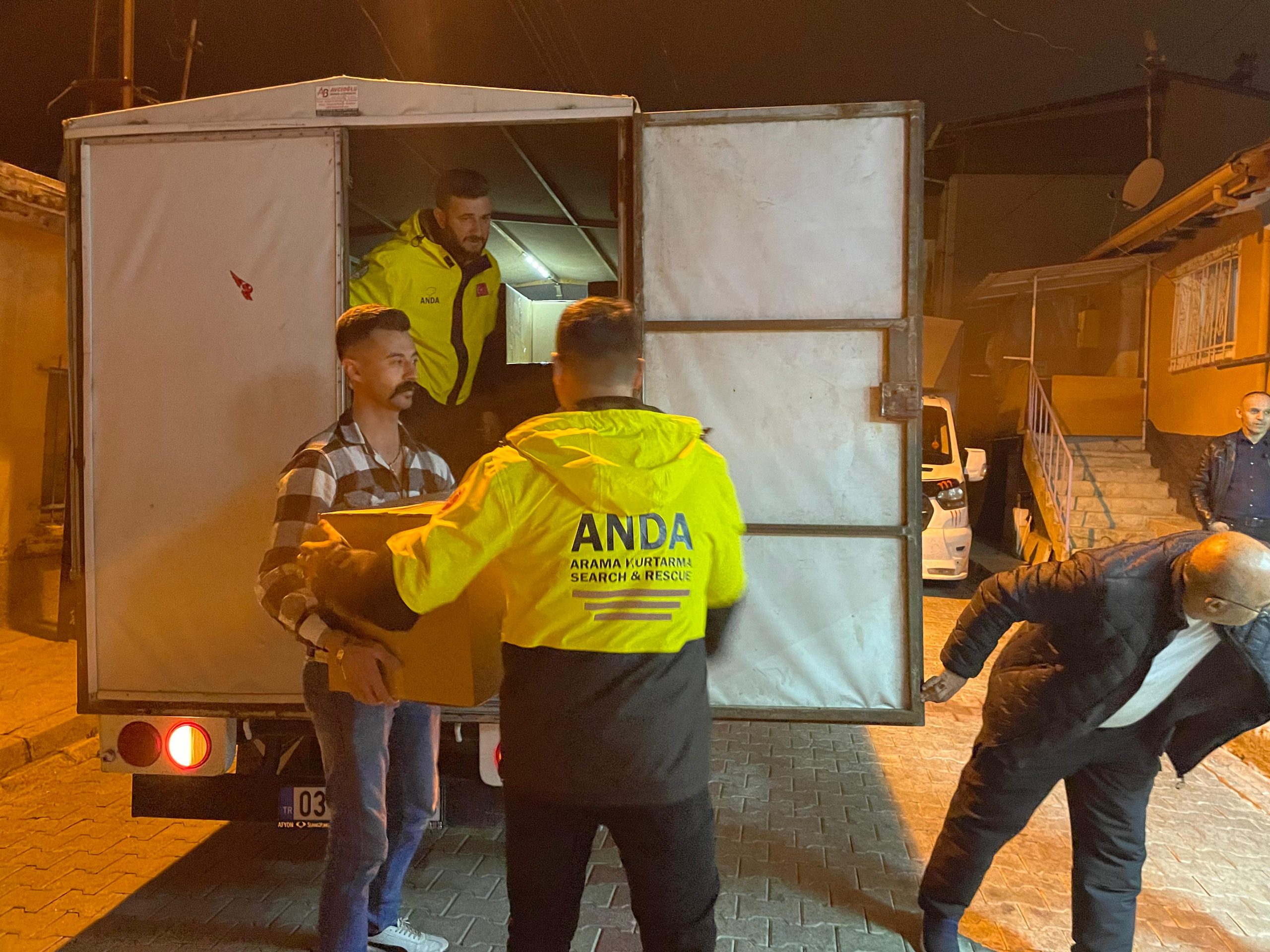 Yarımca Köyü Muhtarı Bilal Ertürk ve ANDA ekibi, 7 mahallede 224 yardım kolisini ihtiyaç sahiplerine ulaştırdı