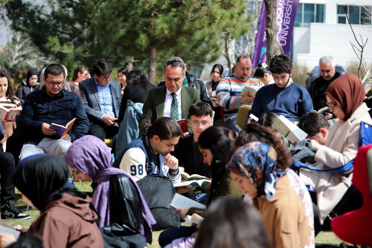 Rektör Yılmaz, öğrencilerle güzel havada kitap okudu