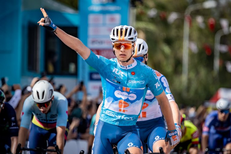 Tarihi tura Spil Dağı tırmanışı ile devam