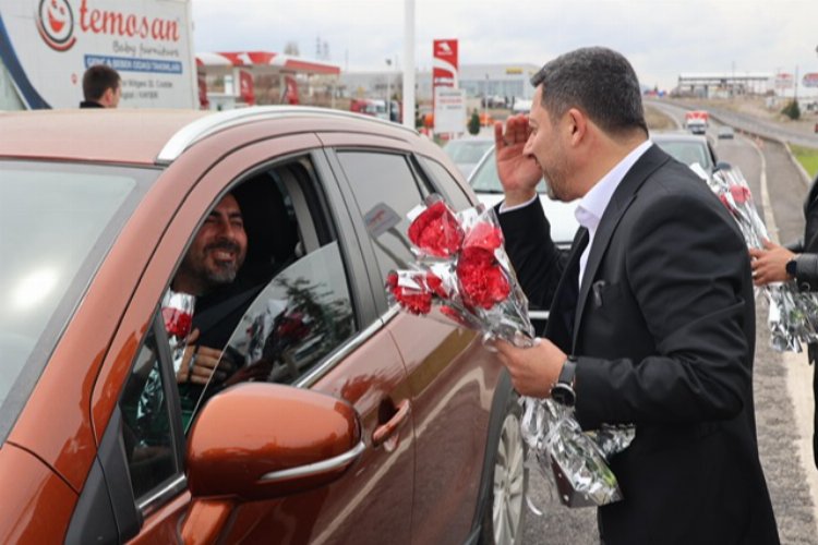 Başkan Rasim Arı’dan bayrama karanfilli karşılama