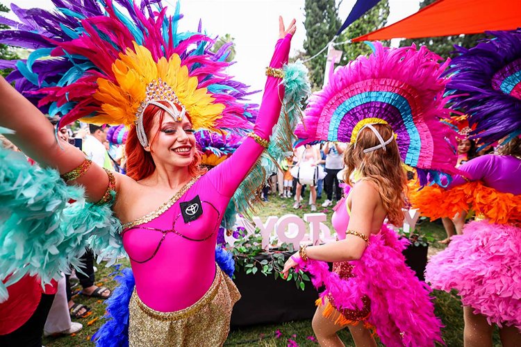 Milyonlarca kişi Adana’da buluştu… Adana’da renkli karnaval