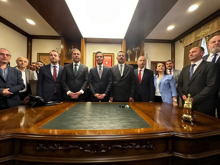 Efsane Vali'nin oğlu, başkanlık koltuğuna oturdu