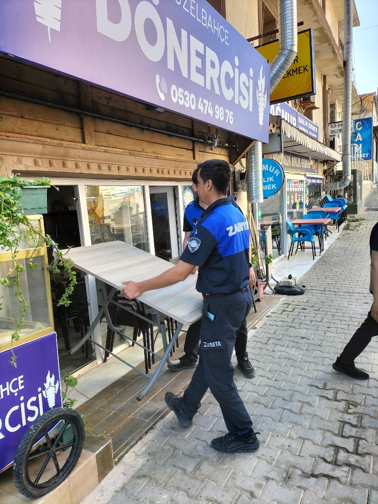 Başkan Günay yaya yolunu işgal eden eşyaları kaldırttı