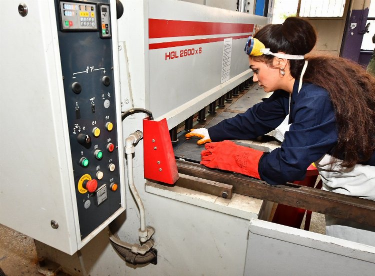 İzmir'de kadın kaynakçılar iş başında