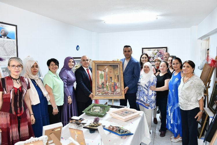 Çiğlili kadın kursiyerlerin el emeği ürünleri görücüye çıktı