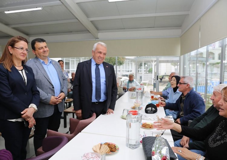 Başkan Şadi Özdemir’den annelere sevindiren ziyaret