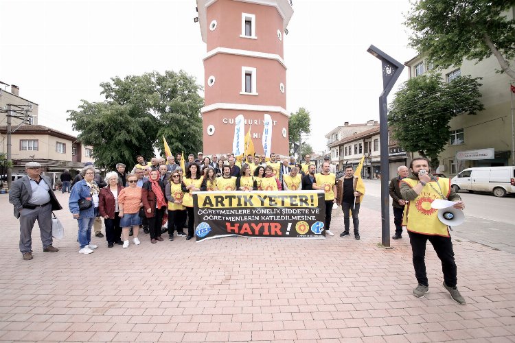 Öğretmene şiddete düdüklü alkışlı protesto