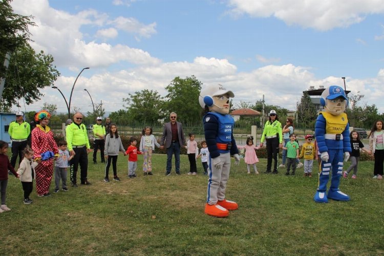 Manisa Yunusemre'de 'Emniyet'li uçurtma!