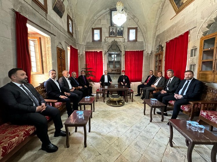 Vali Tuncay Akkoyun'dan Süryanilere Paskalya ziyareti