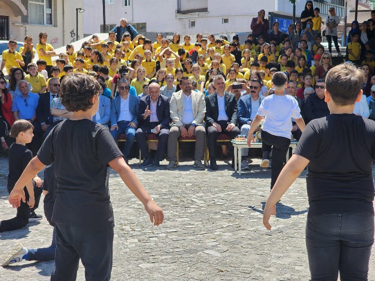 Gölcüklü öğrenciler Türkçe'nin zenginliklerini ortaya koydu