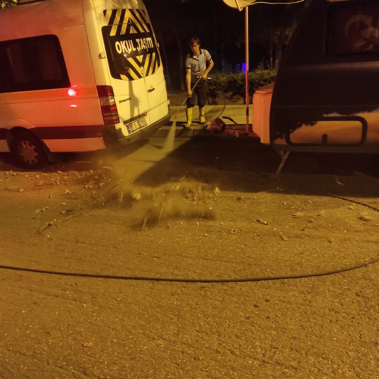 İzmir Karabağlar’da gece gündüz temizlik seferberliği