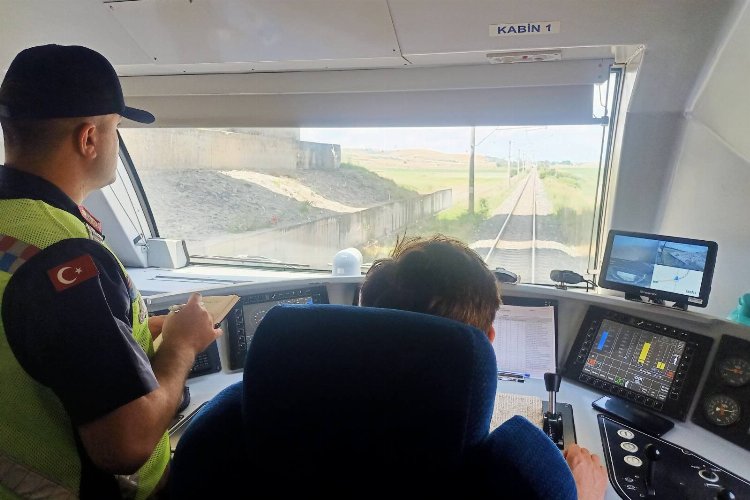 Edirne’de jandarmadan hemzemin geçit denetimi