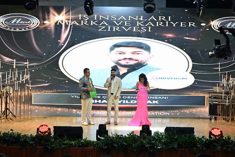 Erhan Yıldırak ‘Yılın Öne Çıkan Genç İş İnsanı ‘ ödülünü aldı