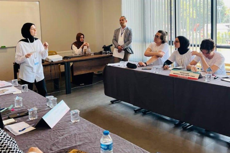 ‘İmam Hatipli’lerden 11 dilde münazara