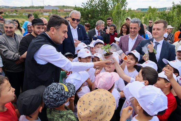 Bilecik Bozüyük'te fideler ilk can suyu Vali Aygöl'den