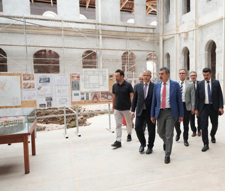 Bakan Tekin'den İstanbul'da tarihi okullarda inceleme