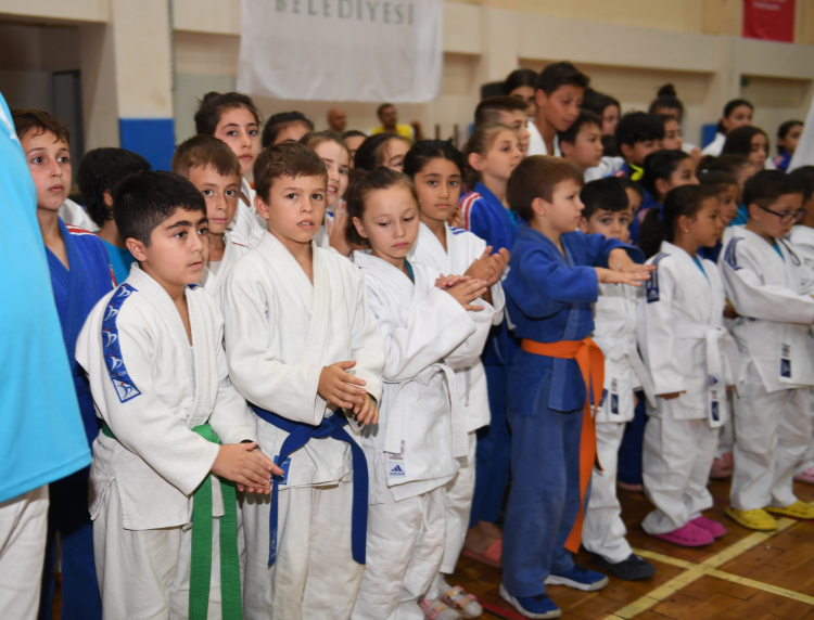 Osmangazi'de genç judo ve taekwondocular sertifikalarını aldı