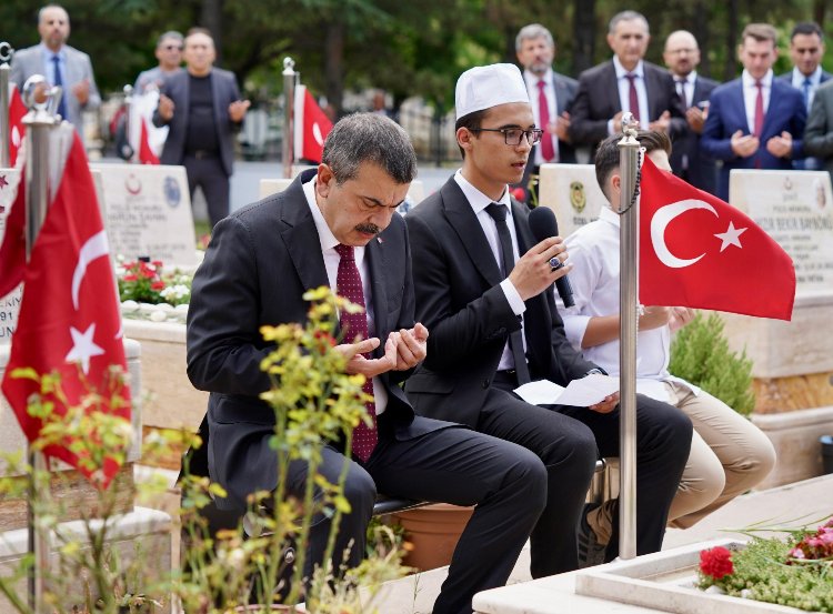 Bakan Tekin 15 Temmuz şehitleri için Karşıya Mezarlığı'nda