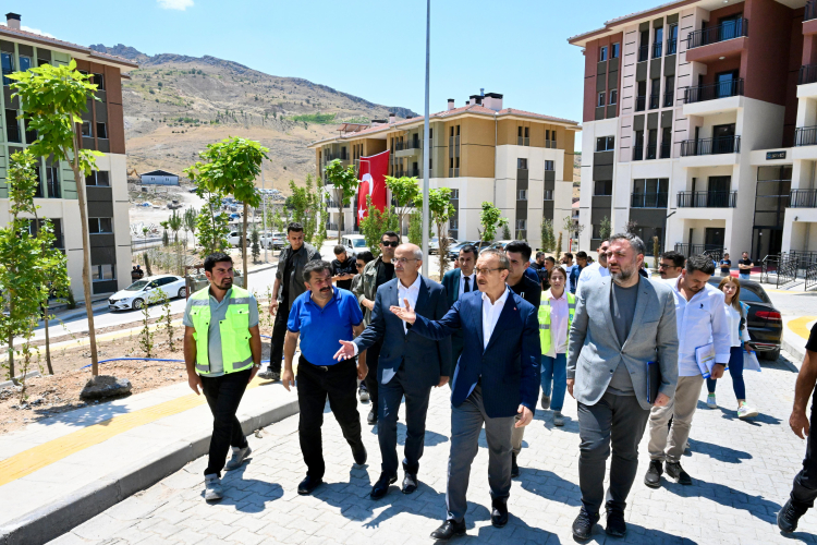Başkan Sami Er konutlarını inceledi