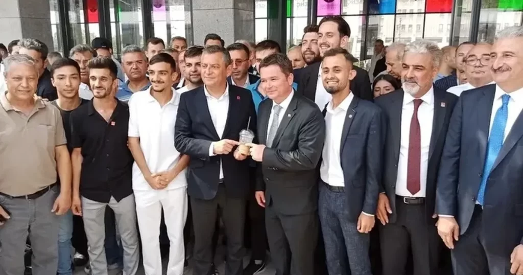 CHP Genel Başkanı Özgür Özel, Bursa’da Osmangazi Meydanı’nı gezdi