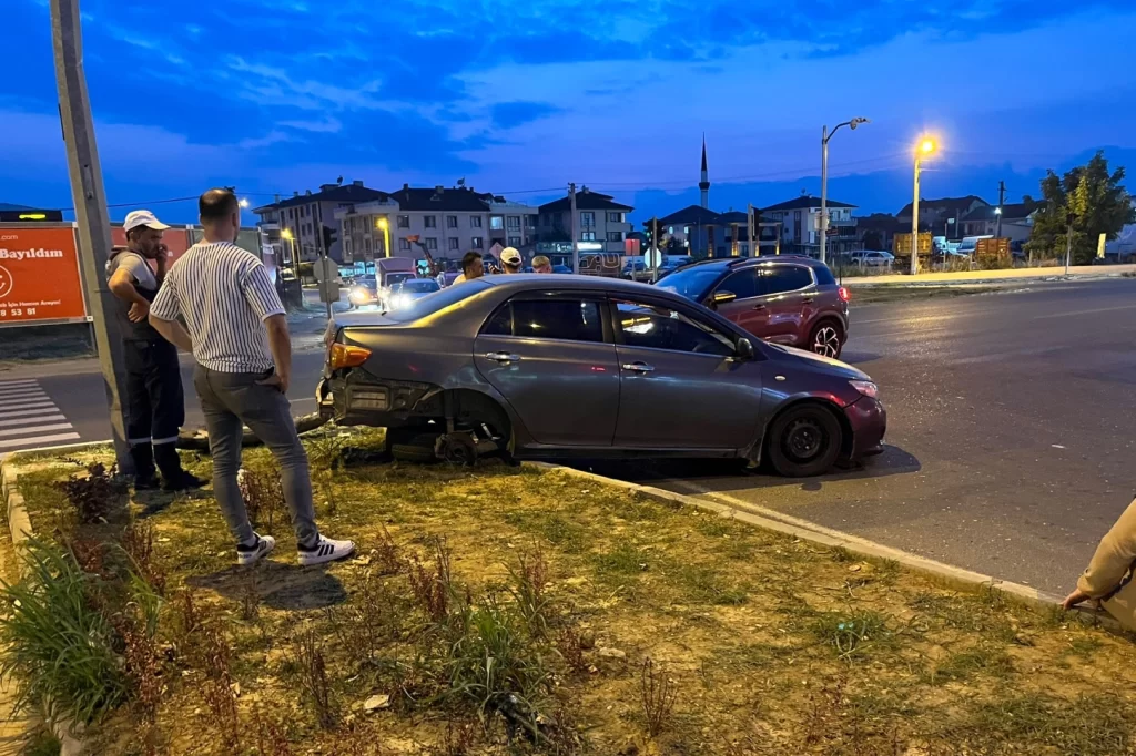 Düzce'de iki otomobil çarpıştı… Araçlar kullanılamaz hale geldi