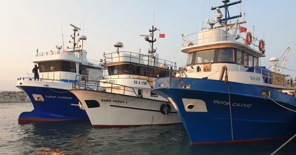 Ege’de avlanan balıkçı gemilerinin denetimleri İzmir’de yapıldı