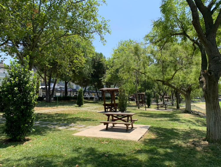 İznikliler günün yorgunluğunu sahil ve parklarda atıyor