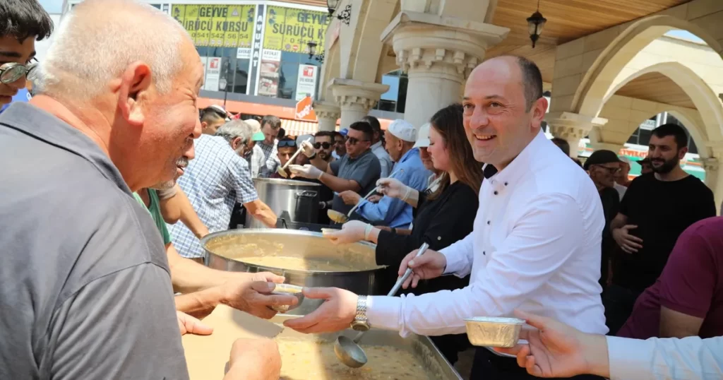 Geyve’de binlerce kişiye aşure ikramı